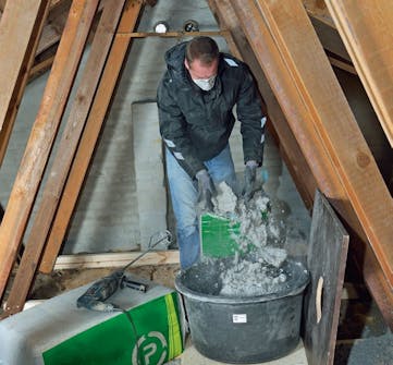 Papiruld i murerbalje Papiruld lægges i en murerbalje